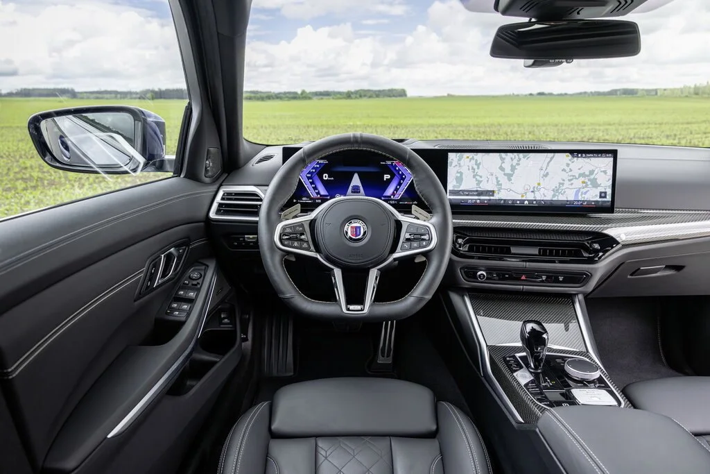 Фото Alpina B3 (2024) — интерьер. Общий план салона: панель, консоль и передние кресла Alpina B3 (2024) — интерьер