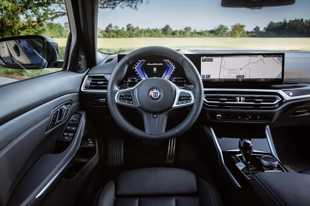Фото Alpina B3 (2024) — интерьер, фото 4. Общий план салона: панель, консоль и передние кресла Alpina B3 (2024) — интерьер, фото 4