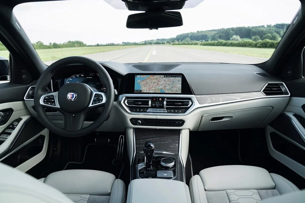 Фото Alpina B3 (2024) — интерьер, фото 8. Салон целиком: как расставлены кресла и что под рукой у водителя Alpina B3 (2024) — интерьер, фото 8