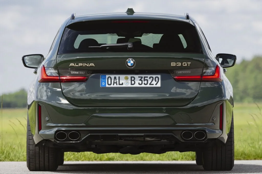 Фото Alpina B3 (2024) — вид сзади, фото 5. Задняя часть крупно: ширина кормы и выпускная система Alpina B3 (2024) — вид сзади, фото 5