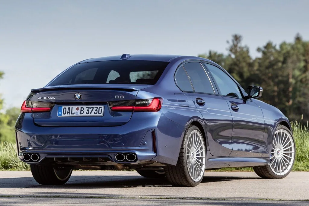 Фото Alpina B3 (2024) — вид сзади, фото 7. Корма: рисунок фонарей, бампер и оформление пятой двери Alpina B3 (2024) — вид сзади, фото 7