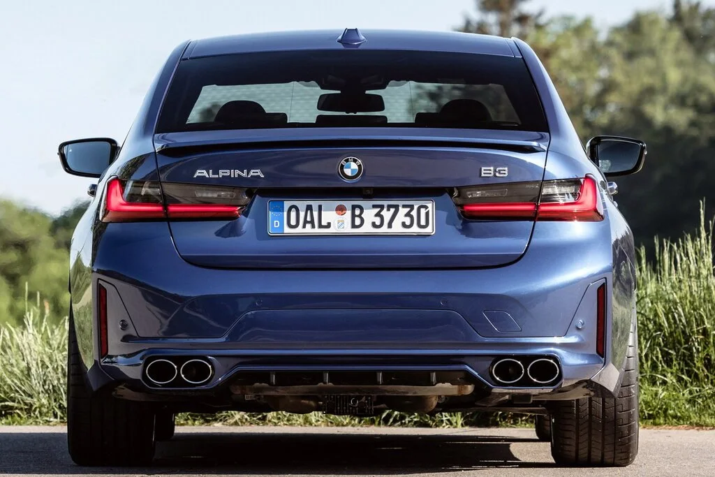 Фото Alpina B3 (2024) — вид сзади, фото 8. Задняя часть крупно: ширина кормы и выпускная система Alpina B3 (2024) — вид сзади, фото 8
