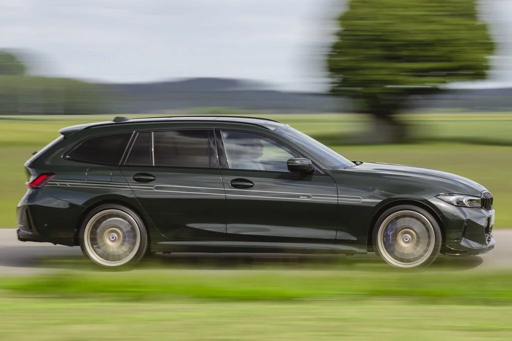 Фото Alpina B3 (2024) — вид сбоку, фото 3. Профиль в движении: пропорции кузова на ходу Alpina B3 (2024) — вид сбоку, фото 3