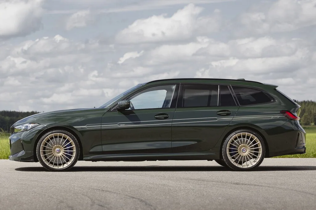 Фото Alpina B3 (2024) — вид сбоку, фото 4. Профиль: длина кузова, линия крыши и посадка на колёсах Alpina B3 (2024) — вид сбоку, фото 4
