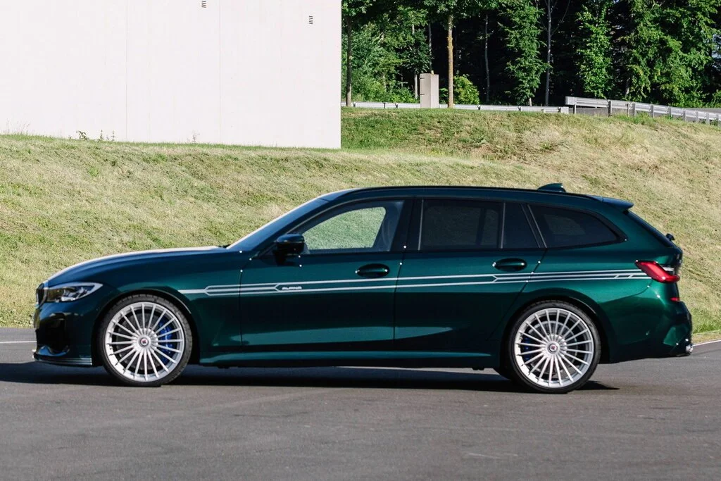 Фото Alpina B3 (2024) — вид сбоку, фото 6. Профиль в движении: пропорции кузова на ходу Alpina B3 (2024) — вид сбоку, фото 6