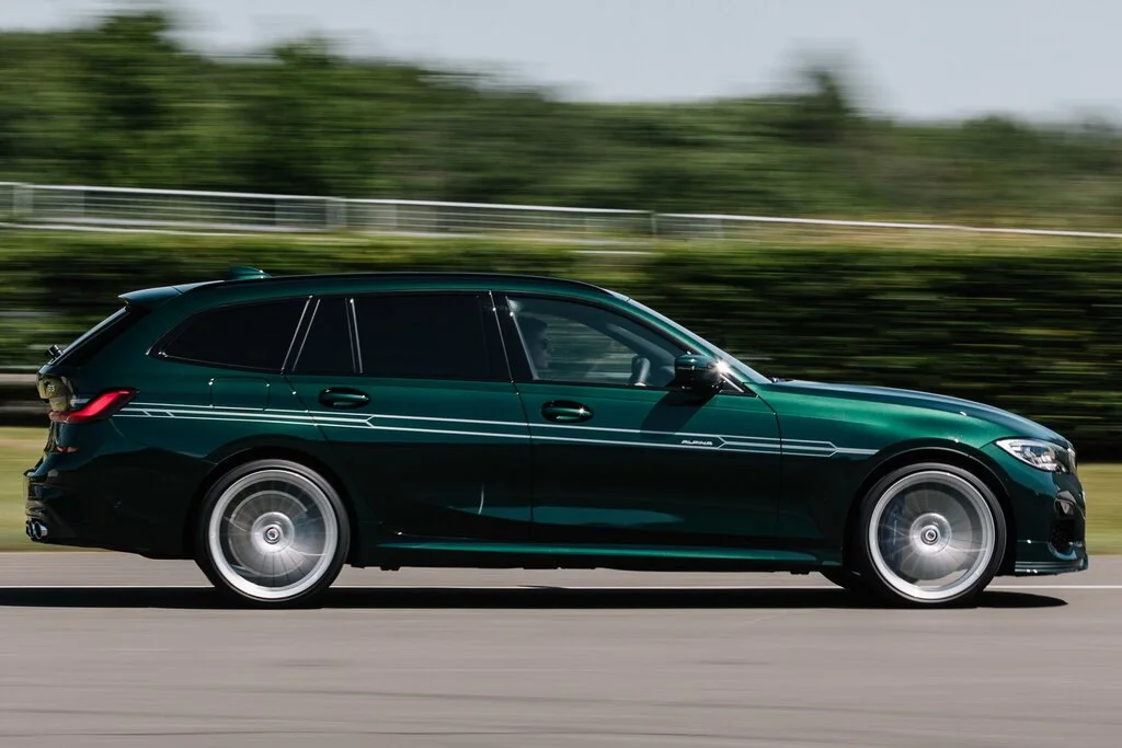Фото Alpina B3 (2024) — вид сбоку, фото 7. Профиль: длина кузова, линия крыши и посадка на колёсах Alpina B3 (2024) — вид сбоку, фото 7