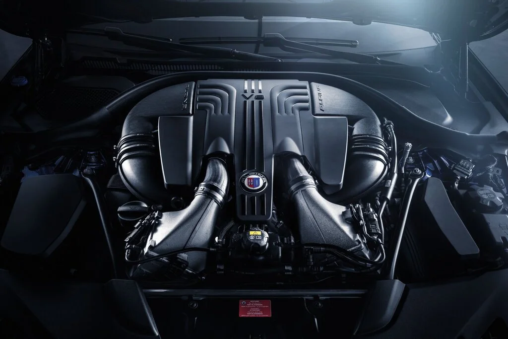 Фото Alpina B5 (2023) — моторный отсек, фото 4. Под капотом: компоновка агрегатов и точки обслуживания Alpina B5 (2023) — моторный отсек, фото 4