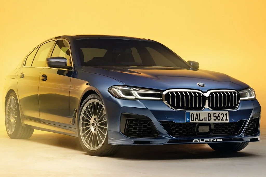 Фото Alpina B5 (2023) — вид спереди, фото 6. Три четверти спереди: видно и «лицо», и профиль разом Alpina B5 (2023) — вид спереди, фото 6