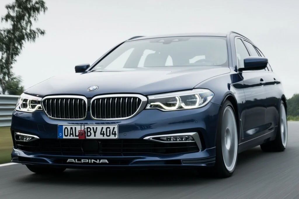 Фото Alpina B5 (2023) — вид спереди, фото 8. Передняя часть крупно: рисунок ходовых огней и воздухозаборники Alpina B5 (2023) — вид спереди, фото 8