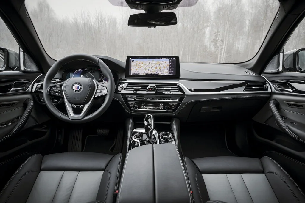 Фото Alpina B5 (2023) — интерьер, фото 2. Салон целиком: как расставлены кресла и что под рукой у водителя Alpina B5 (2023) — интерьер, фото 2