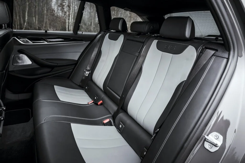 Фото Alpina B5 (2023) — интерьер, фото 4. Общий план салона: панель, консоль и передние кресла Alpina B5 (2023) — интерьер, фото 4