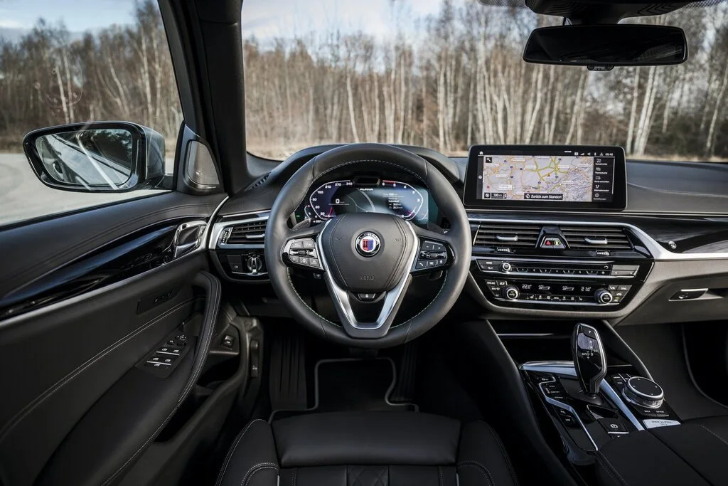 Фото Alpina B5 (2023) — интерьер, фото 6. Обзор салона: отделка, стыки панелей и рабочее место водителя Alpina B5 (2023) — интерьер, фото 6