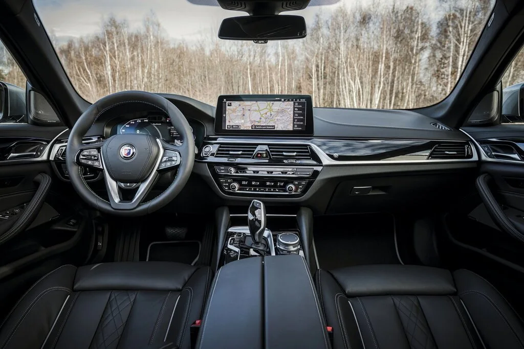 Фото Alpina B5 (2023) — интерьер, фото 7. Общий план салона: панель, консоль и передние кресла Alpina B5 (2023) — интерьер, фото 7