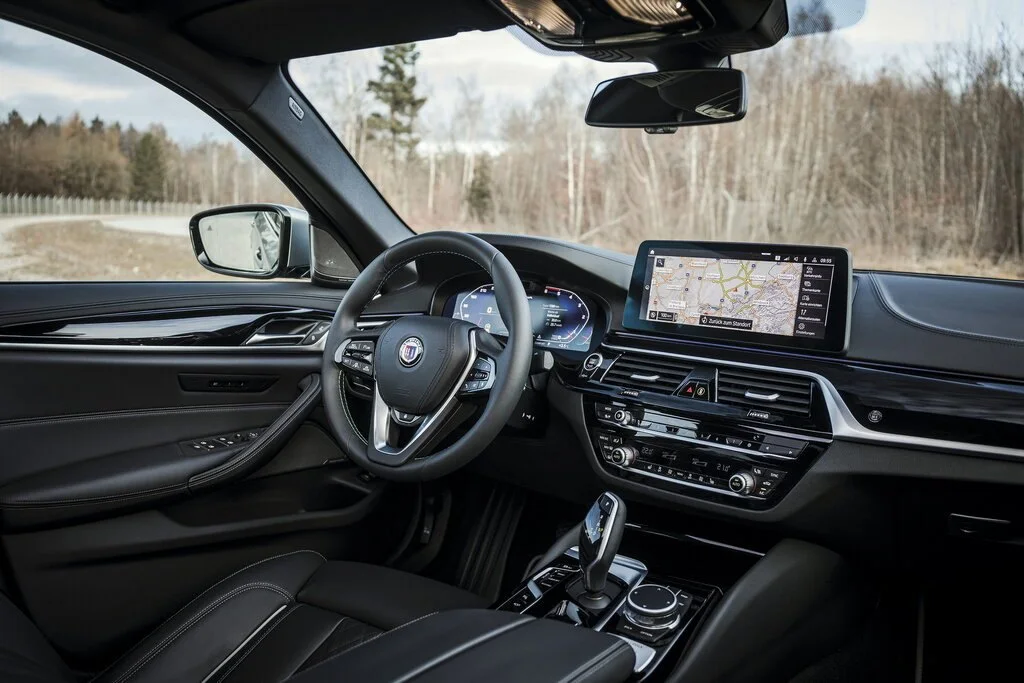 Фото Alpina B5 (2023) — интерьер, фото 8. Салон целиком: как расставлены кресла и что под рукой у водителя Alpina B5 (2023) — интерьер, фото 8