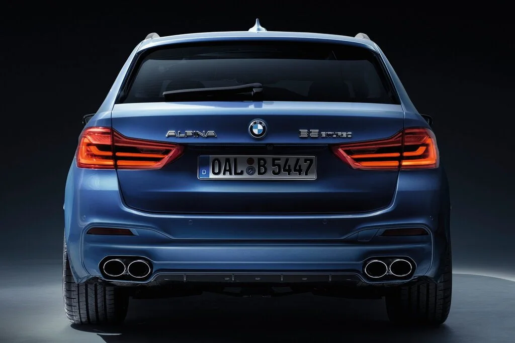 Фото Alpina B5 (2023) — вид сзади, фото 8. Задняя часть крупно: ширина кормы и выпускная система Alpina B5 (2023) — вид сзади, фото 8