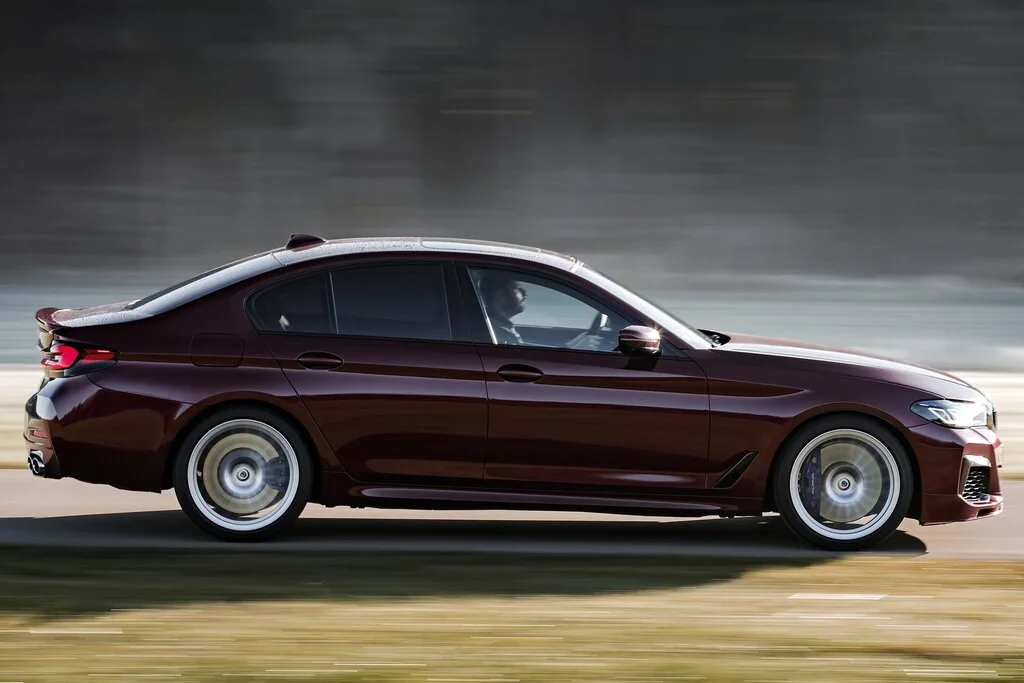 Фото Alpina B5 (2023) — вид сбоку, фото 2. Вид сбоку целиком: колёсная база и размер арок Alpina B5 (2023) — вид сбоку, фото 2