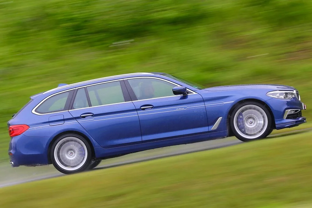 Фото Alpina B5 (2023) — вид сбоку, фото 4. Профиль: длина кузова, линия крыши и посадка на колёсах Alpina B5 (2023) — вид сбоку, фото 4