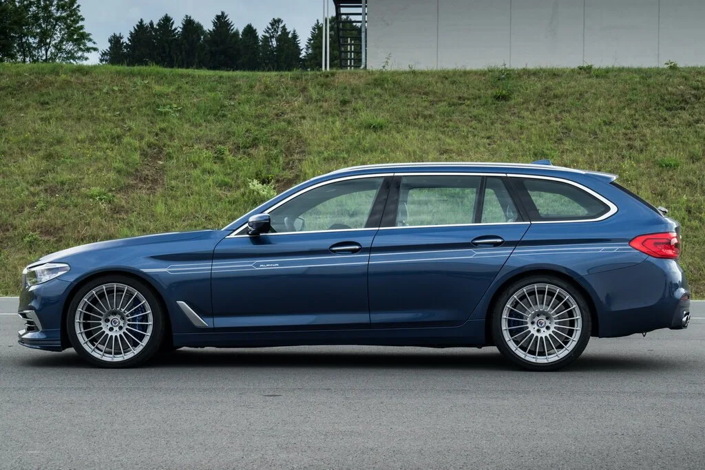 Фото Alpina B5 (2023) — вид сбоку, фото 5. Вид сбоку целиком: колёсная база и размер арок Alpina B5 (2023) — вид сбоку, фото 5