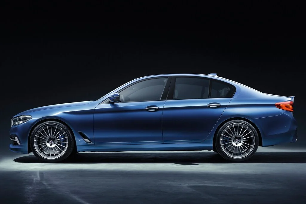 Фото Alpina B5 (2023) — вид сбоку, фото 6. Профиль в движении: пропорции кузова на ходу Alpina B5 (2023) — вид сбоку, фото 6