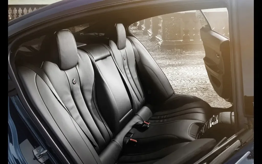 Фото Alpina B6 (2017) — интерьер. Общий план салона: панель, консоль и передние кресла Alpina B6 (2017) — интерьер
