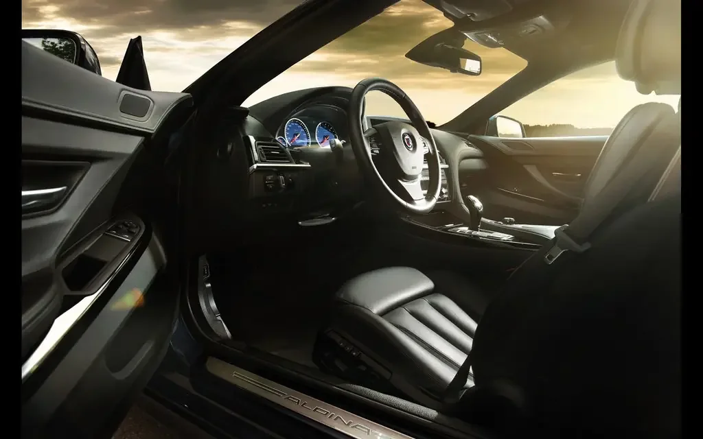 Фото Alpina B6 (2017) — интерьер, фото 4. Общий план салона: панель, консоль и передние кресла Alpina B6 (2017) — интерьер, фото 4