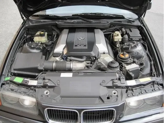Фото Alpina B8 (1998) — моторный отсек. Под капотом: компоновка агрегатов и точки обслуживания Alpina B8 (1998) — моторный отсек
