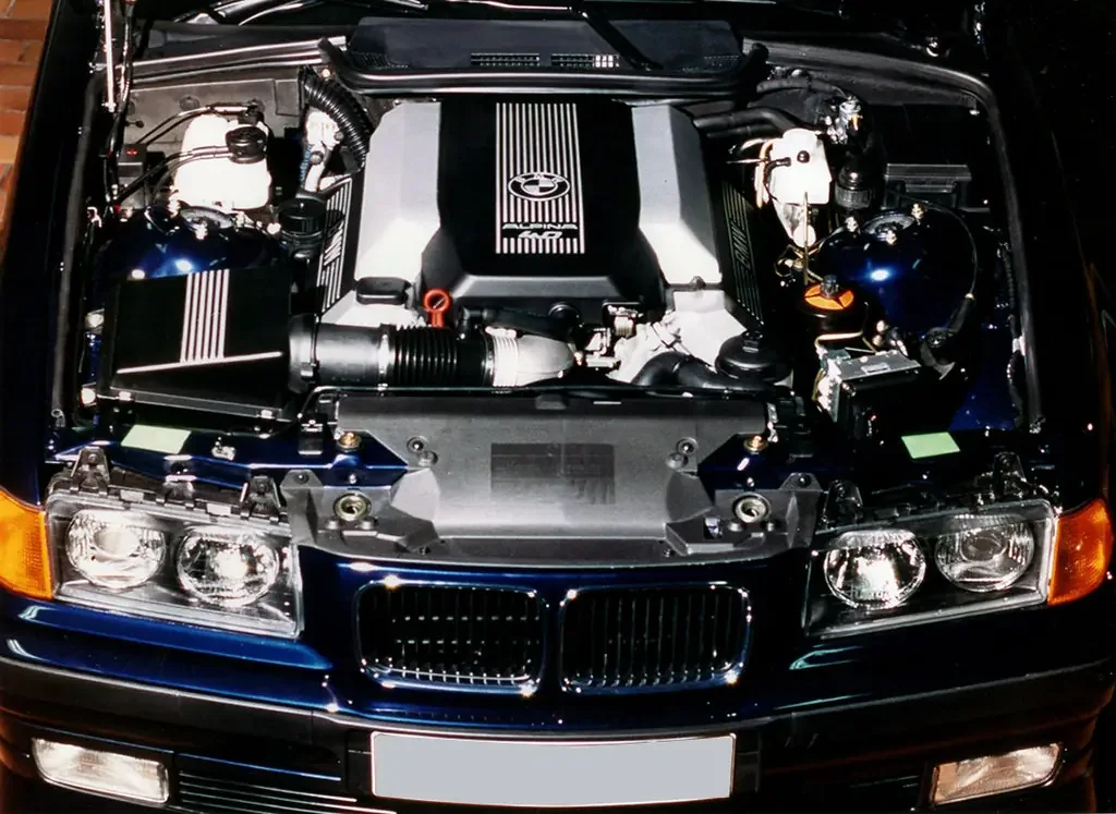 Фото Alpina B8 (1998) — моторный отсек, фото 2. Под капотом: компоновка агрегатов и точки обслуживания Alpina B8 (1998) — моторный отсек, фото 2
