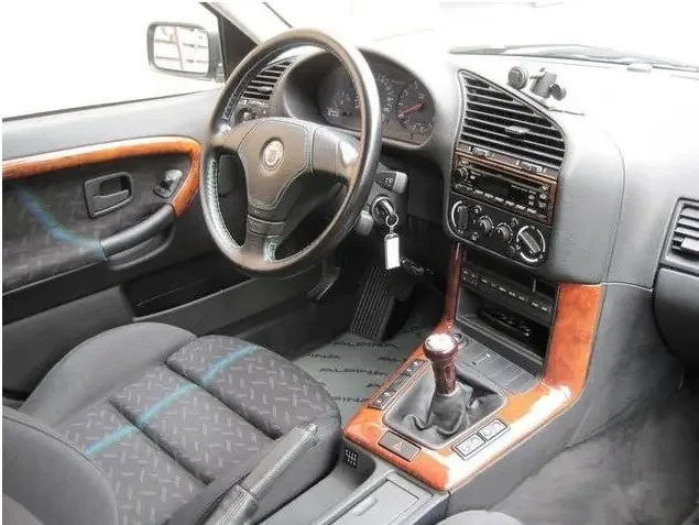 Фото Alpina B8 (1998) — интерьер. Общий план салона: панель, консоль и передние кресла Alpina B8 (1998) — интерьер