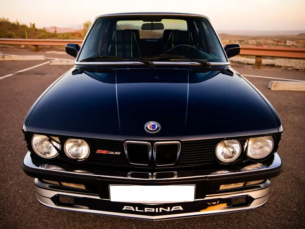 Фото Alpina B9 (1985) — вид спереди. Анфас: решётка, форма фар и бампер — по ним модель и узнают на дороге Alpina B9 (1985) — вид спереди