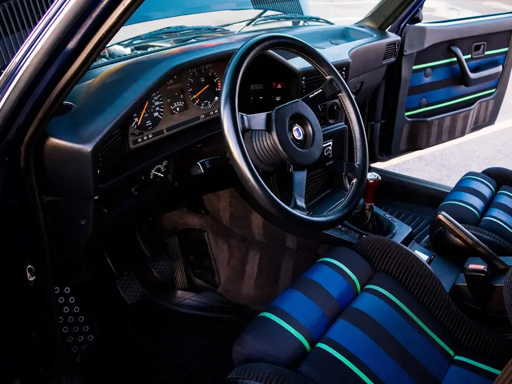 Фото Alpina B9 (1985) — интерьер. Общий план салона: панель, консоль и передние кресла Alpina B9 (1985) — интерьер
