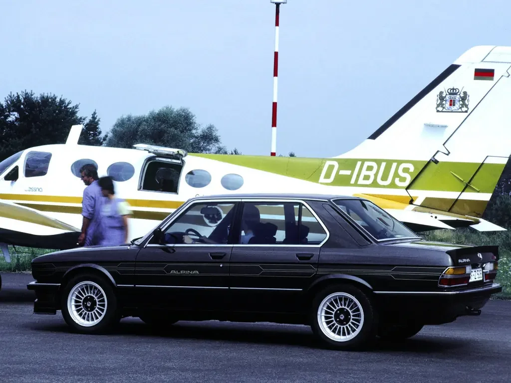 Фото Alpina B9 (1985) — вид сбоку, фото 6. Профиль в движении: пропорции кузова на ходу Alpina B9 (1985) — вид сбоку, фото 6