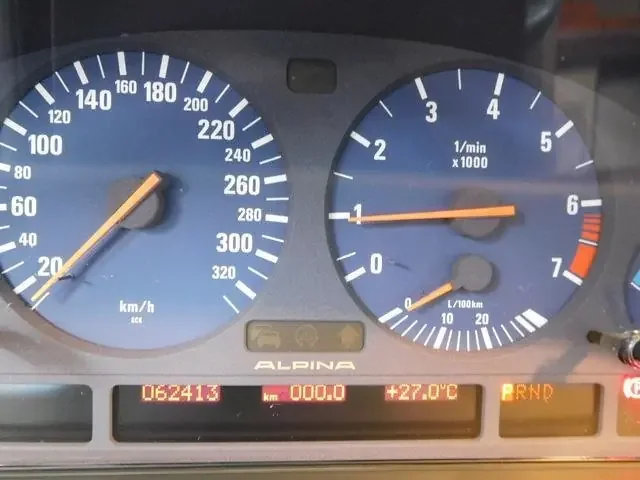 Фото Alpina D10 (2003) — приборная панель. Цифровые приборы за рулём — то, что видит водитель Alpina D10 (2003) — приборная панель