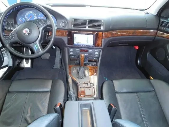 Фото Alpina D10 (2003) — интерьер. Общий план салона: панель, консоль и передние кресла Alpina D10 (2003) — интерьер