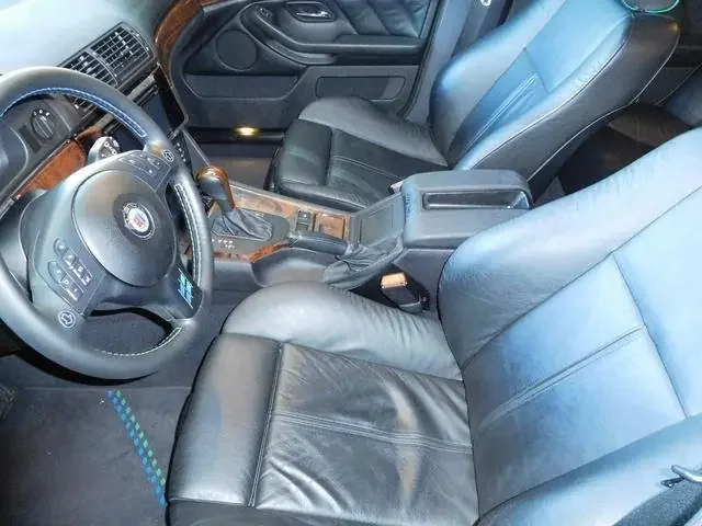 Фото Alpina D10 (2003) — интерьер, фото 2. Салон целиком: как расставлены кресла и что под рукой у водителя Alpina D10 (2003) — интерьер, фото 2