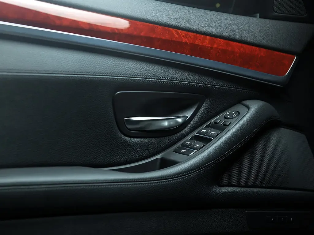 Фото Alpina D5 (2017) — дверная карта. Обшивка двери: подлокотник, кнопки и динамик Alpina D5 (2017) — дверная карта