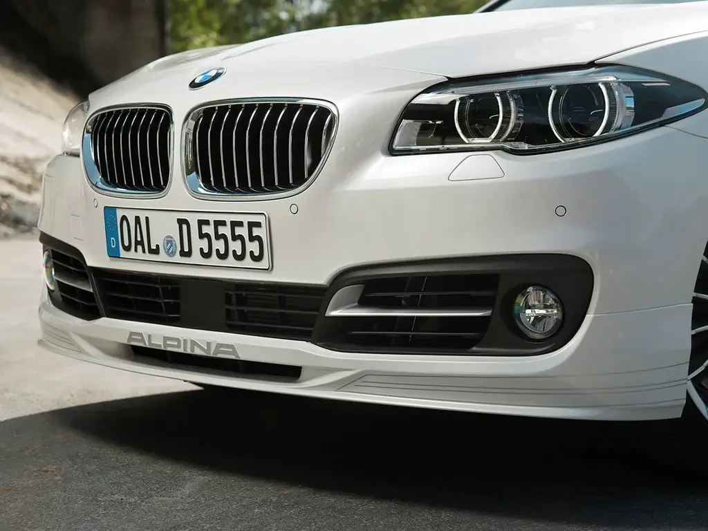 Фото Alpina D5 (2017) — вид спереди, фото 2. Передняя часть крупно: рисунок ходовых огней и воздухозаборники Alpina D5 (2017) — вид спереди, фото 2