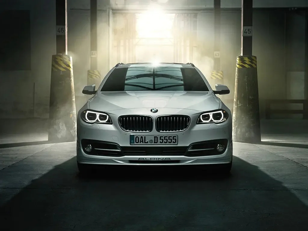 Фото Alpina D5 (2017) — вид спереди, фото 3. Три четверти спереди: видно и «лицо», и профиль разом Alpina D5 (2017) — вид спереди, фото 3