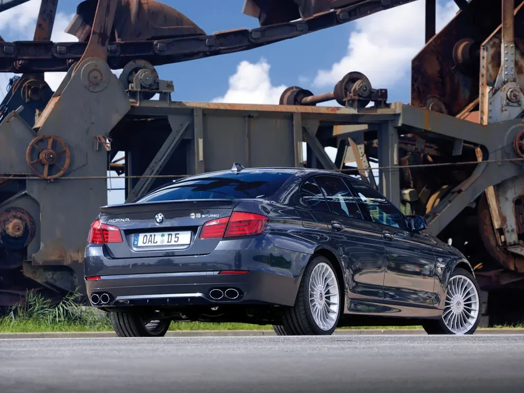 Фото Alpina D5 (2017) — вид сзади, фото 4. Корма: рисунок фонарей, бампер и оформление пятой двери Alpina D5 (2017) — вид сзади, фото 4