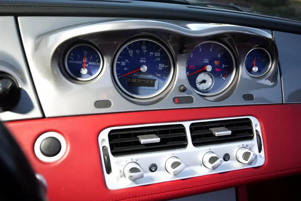 Фото Alpina Roadster (2003) — передняя панель. Архитектура передней панели: экраны, дефлекторы и отделка Alpina Roadster (2003) — передняя панель