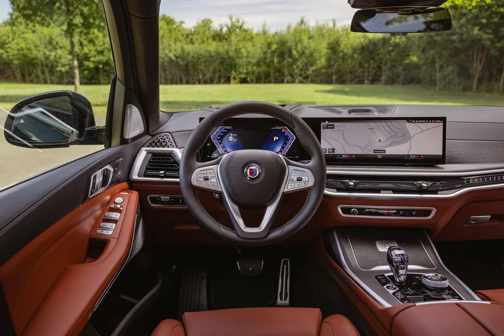 Фото Alpina XB7 (2022) — интерьер. Общий план салона: панель, консоль и передние кресла Alpina XB7 (2022) — интерьер