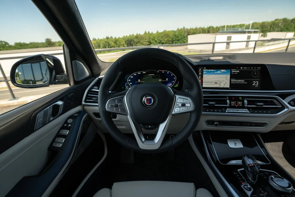 Фото Alpina XB7 (2022) — интерьер, фото 4. Общий план салона: панель, консоль и передние кресла Alpina XB7 (2022) — интерьер, фото 4