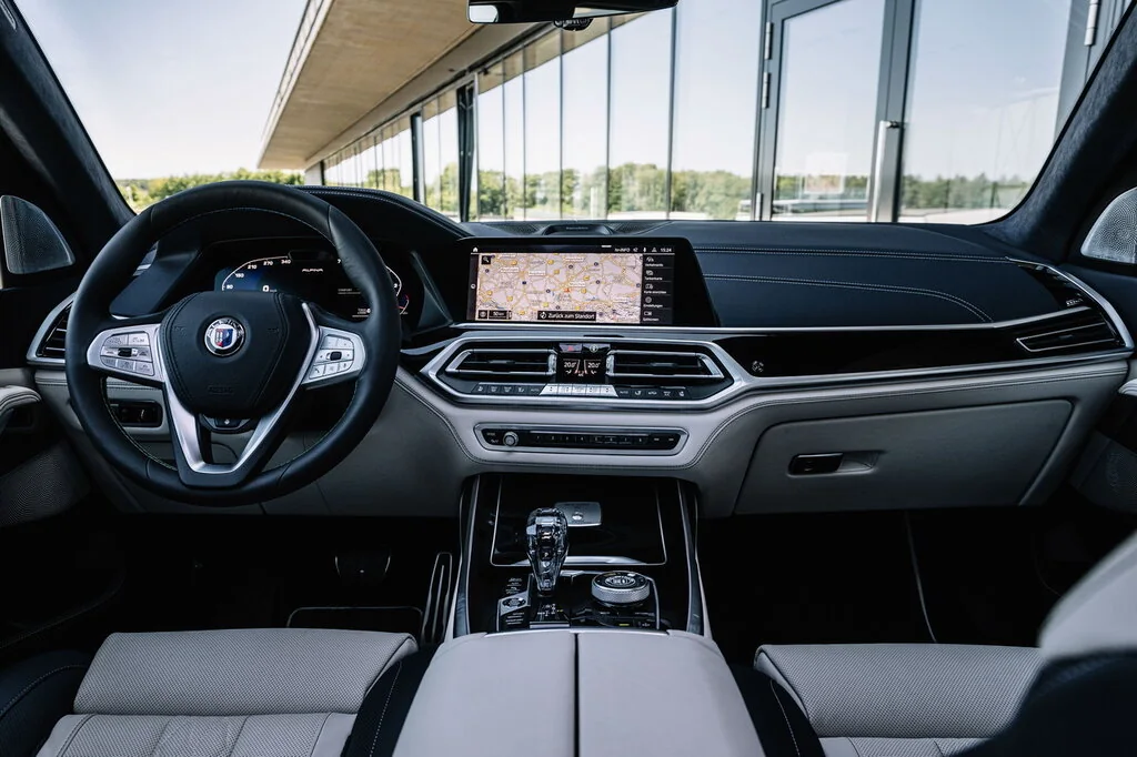 Фото Alpina XB7 (2022) — интерьер, фото 5. Салон целиком: как расставлены кресла и что под рукой у водителя Alpina XB7 (2022) — интерьер, фото 5