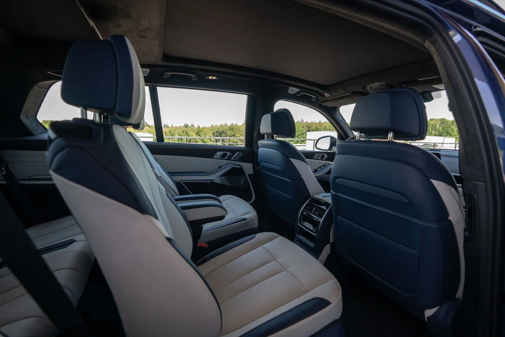 Фото Alpina XB7 (2022) — интерьер, фото 7. Общий план салона: панель, консоль и передние кресла Alpina XB7 (2022) — интерьер, фото 7