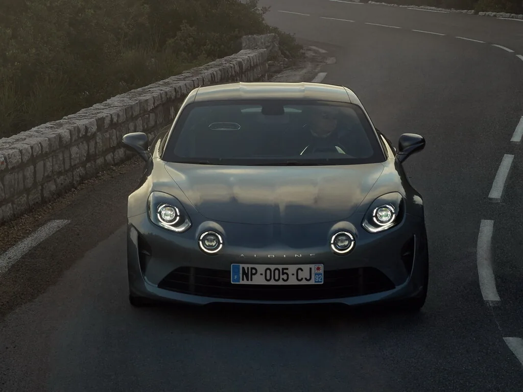 Фото Alpine A110 (2024) — вид спереди, фото 2. Передняя часть крупно: рисунок ходовых огней и воздухозаборники Alpine A110 (2024) — вид спереди, фото 2