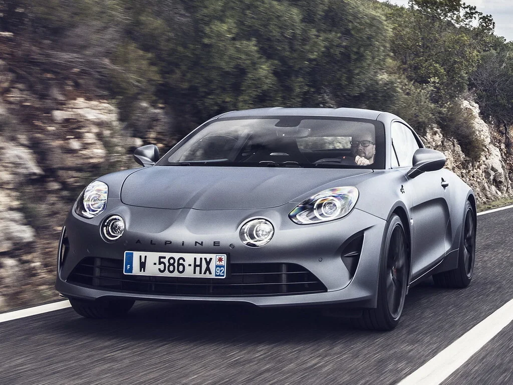 Фото Alpine A110 (2024) — вид спереди, фото 3. Три четверти спереди: видно и «лицо», и профиль разом Alpine A110 (2024) — вид спереди, фото 3