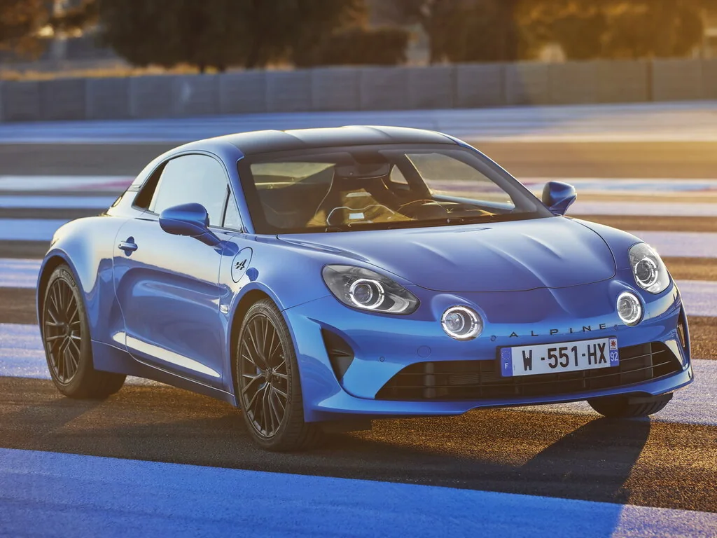 Фото Alpine A110 (2024) — вид спереди, фото 4. Анфас: решётка, форма фар и бампер — по ним модель и узнают на дороге Alpine A110 (2024) — вид спереди, фото 4