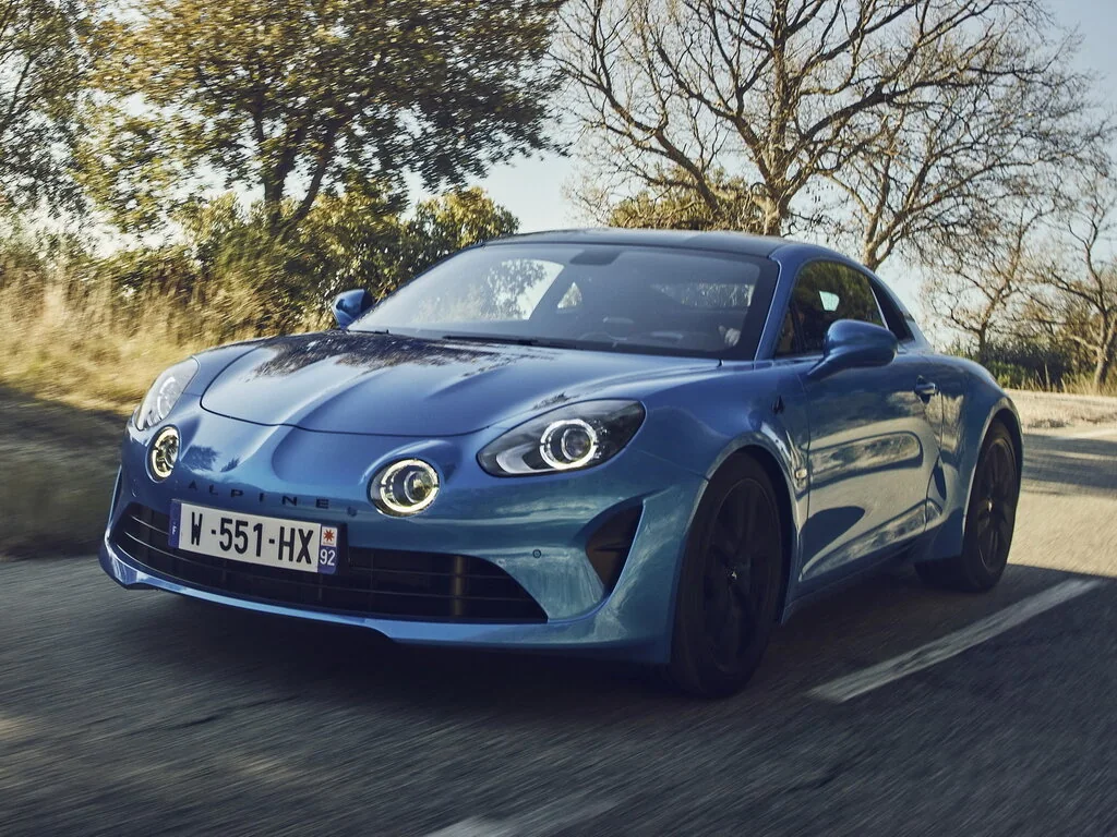 Фото Alpine A110 (2024) — вид спереди, фото 5. Передняя часть крупно: рисунок ходовых огней и воздухозаборники Alpine A110 (2024) — вид спереди, фото 5