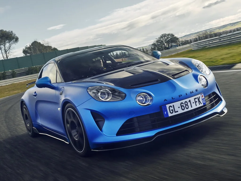 Фото Alpine A110 (2024) — вид спереди, фото 6. Три четверти спереди: видно и «лицо», и профиль разом Alpine A110 (2024) — вид спереди, фото 6