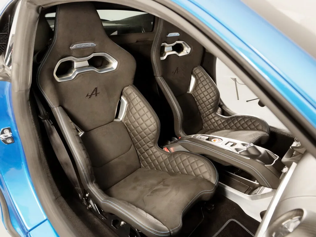 Фото Alpine A110 (2024) — передние сиденья. Передние кресла: профиль спинки, подушка и отделка Alpine A110 (2024) — передние сиденья