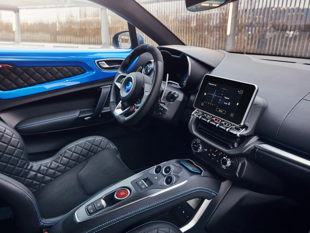 Фото Alpine A110 (2024) — интерьер, фото 2. Салон целиком: как расставлены кресла и что под рукой у водителя Alpine A110 (2024) — интерьер, фото 2
